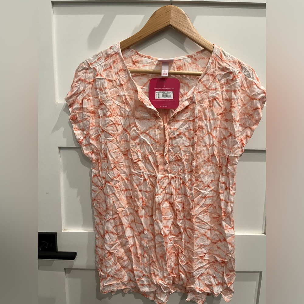 Small maternity top. Very cute lightweight fabric. Coral floral